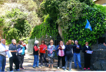 Adultos mayores en la Gruta de Lourdes